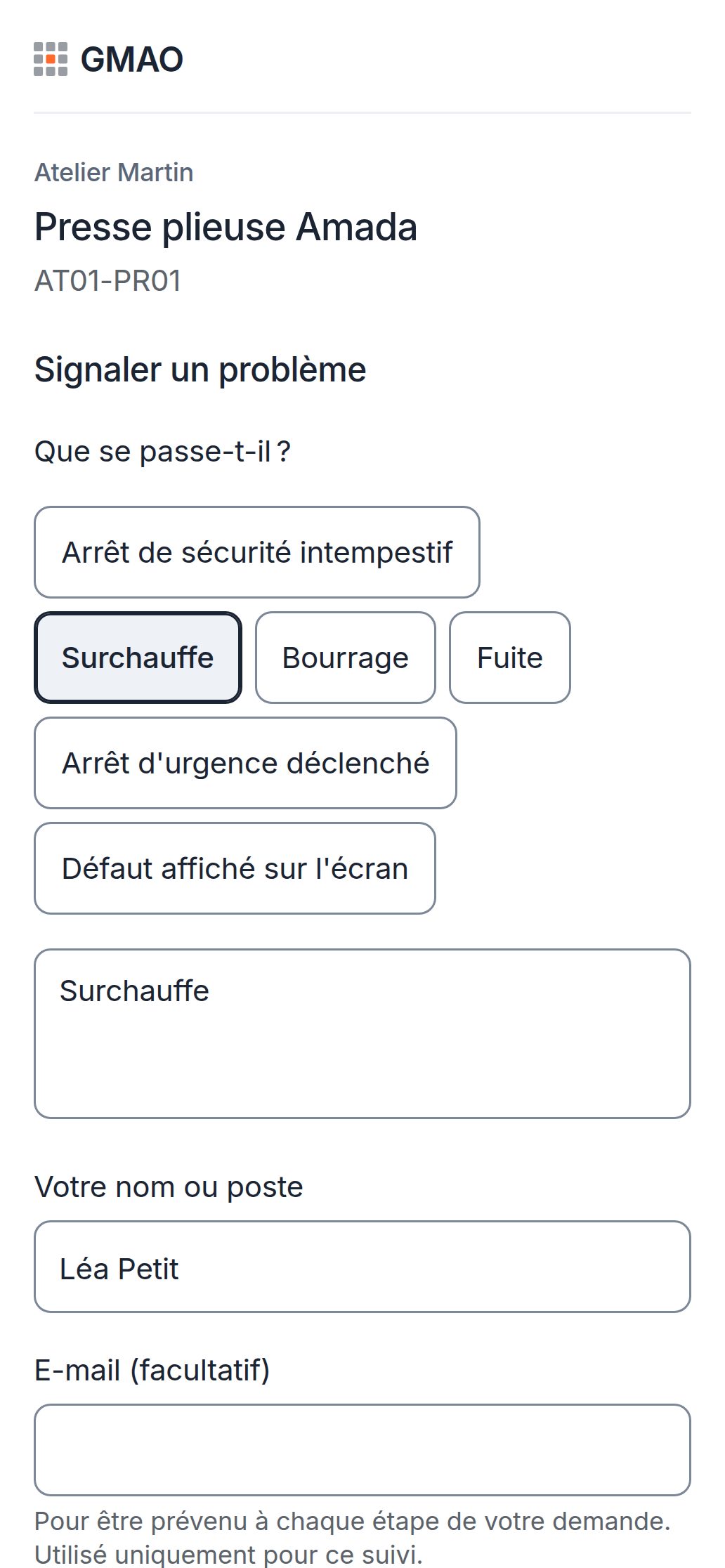 Phone, page opened by the QR code of the Amada press brake, without an account, in French: the “What is happening?” list with “Surchauffe” (overheating) selected.
